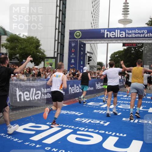 29.06.2025 - hella hamburg halbmarathon Michael Strokosch http://msf.ph/oto/8238097 29.06.2025 10:54:29 Ziel 1267, 1442, 3426, 4635, 4868, 6511, 6512, 7129, 8772, 11009, 11797, 11799, 12321, 12362, 13289, 15946, 16327, 16879, 17698, 18268, 19067 meine-sportfotos.de