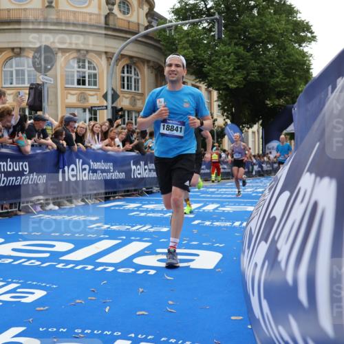 29.06.2025 - hella hamburg halbmarathon Strokosch-Dieckow http://msf.ph/oto/8238137 29.06.2025 10:35:39 Ziel 4062, 5269, 10384, 12462, 12899, 14841, 16119, 16123, 17612, 17826, 18841 meine-sportfotos.de