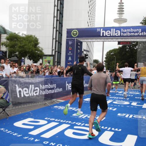 29.06.2025 - hella hamburg halbmarathon Michael Strokosch http://msf.ph/oto/8238158 29.06.2025 10:54:30 Ziel 1267, 1442, 3426, 3794, 4635, 4868, 6511, 6512, 7129, 8772, 11009, 11797, 11799, 12321, 12362, 13289, 15146, 15946, 16327, 17698, 18268, 19067 meine-sportfotos.de