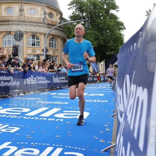 29.06.2025 - hella hamburg halbmarathon Strokosch-Dieckow http://msf.ph/oto/8238188 29.06.2025 10:35:42 Ziel 3843, 4062, 12462, 12899, 14841, 16119, 16123, 18841 meine-sportfotos.de