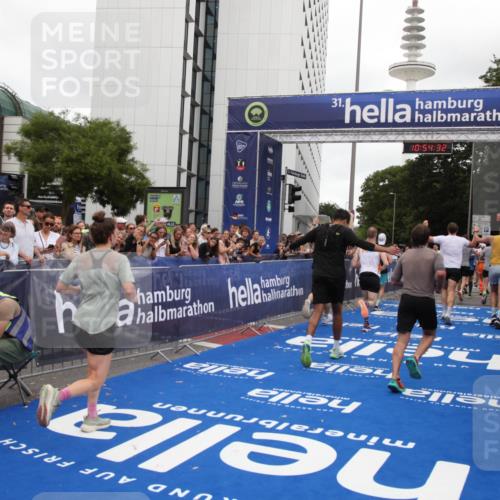 29.06.2025 - hella hamburg halbmarathon Michael Strokosch http://msf.ph/oto/8238226 29.06.2025 10:54:31 Ziel 1442, 3426, 3794, 4635, 4868, 6511, 6512, 7129, 8772, 11009, 11797, 11799, 12321, 12362, 15146, 16327, 19067 meine-sportfotos.de