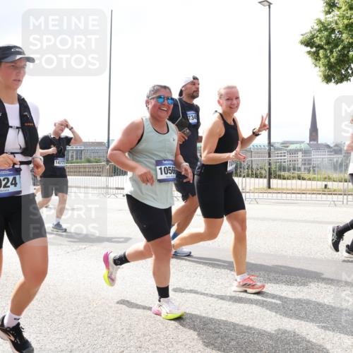29.06.2025 - hella hamburg halbmarathon Lena Gebhardt http://msf.ph/oto/8238246 29.06.2025 10:45:16 Lombardsbrücke 1024, 1273, 1629, 1685, 1713, 1798, 1924, 2007, 2216, 2217, 2657, 2664, 2779, 2973, 3160, 3164, 3357, 3377, 3570, 3879, 3993, 4099, 4102, 4186, 4224, 4275, 4306, 4337, 4504, 4820, 4851, 5099, 5108, 5190, 5339, 5636, 5949, 6150, 6509, 6763, 6788, 6841, 6888, 6911, 6922, 6980, 7283, 7530, 7541, 7699, 7859, 7912, 8582, 8594, 8605, 8762, 8907, 9036, 9620, 10030, 10182, 10225, 10562, 10566, 10668, 10707, 11314, 12198, 12332, 12334, 12394, 13039, 13261 meine-sportfotos.de