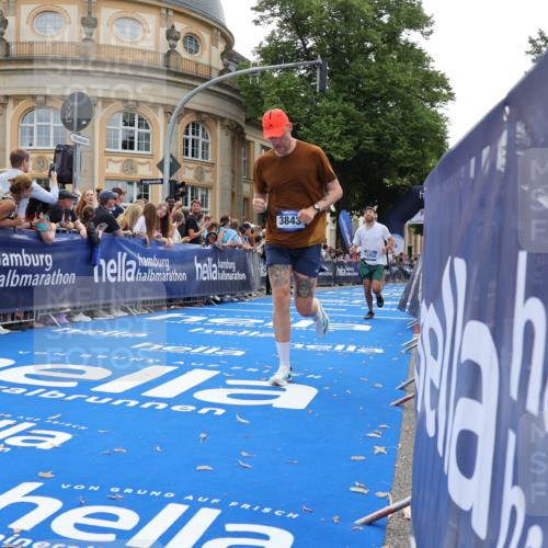 29.06.2025 - hella hamburg halbmarathon Strokosch-Dieckow http://msf.ph/oto/8238282 29.06.2025 10:35:52 Ziel 3843, 13252, 15161 meine-sportfotos.de