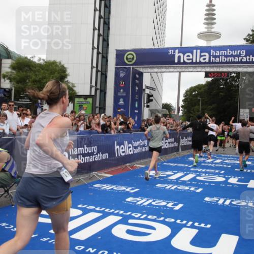29.06.2025 - hella hamburg halbmarathon Michael Strokosch http://msf.ph/oto/8238309 29.06.2025 10:54:32 Ziel 1442, 3426, 3794, 4635, 4868, 6511, 7129, 8772, 8798, 11009, 11797, 11799, 12321, 12362, 12607, 15146, 16327, 19067 meine-sportfotos.de