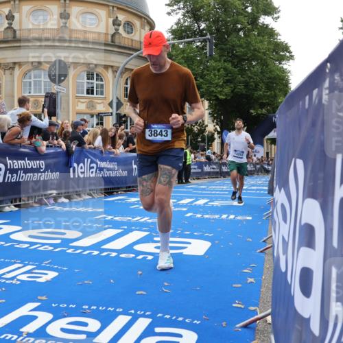 29.06.2025 - hella hamburg halbmarathon Strokosch-Dieckow http://msf.ph/oto/8238331 29.06.2025 10:35:52 Ziel 3843, 13252, 15161 meine-sportfotos.de