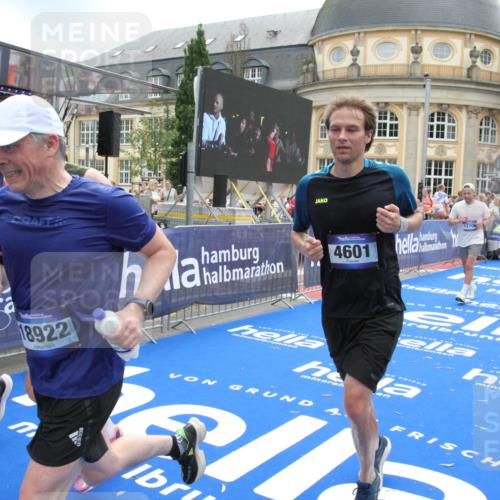 29.06.2025 - hella hamburg halbmarathon Michael Strokosch http://msf.ph/oto/8238334 29.06.2025 10:48:07 Ziel 1086, 4324, 4528, 4601, 4711, 6377, 9626, 9638, 12706, 12724, 12747, 12808, 13570, 16094, 16149, 18206, 18922, 19198 meine-sportfotos.de