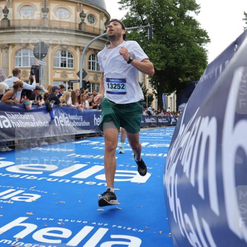 29.06.2025 - hella hamburg halbmarathon Strokosch-Dieckow http://msf.ph/oto/8238364 29.06.2025 10:35:54 Ziel 2399, 3843, 9313, 13252, 15161, 18156, 18259 meine-sportfotos.de