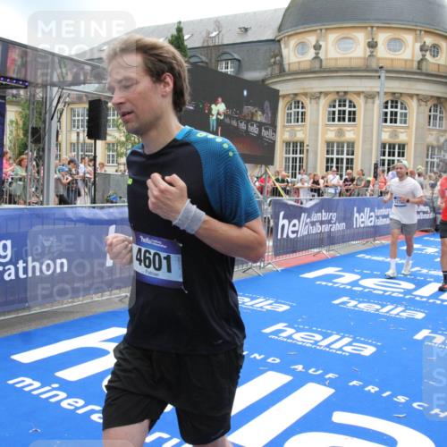 29.06.2025 - hella hamburg halbmarathon Michael Strokosch http://msf.ph/oto/8238376 29.06.2025 10:48:07 Ziel 1086, 4324, 4528, 4601, 4711, 6377, 9626, 9638, 12706, 12724, 12747, 12808, 13570, 16094, 16149, 18206, 18922, 19198 meine-sportfotos.de