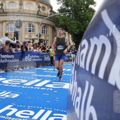 29.06.2025 - hella hamburg halbmarathon Strokosch-Dieckow http://msf.ph/oto/8238408 29.06.2025 10:36:02 Ziel 2399, 6032, 6990, 9313, 10477, 12168, 12447, 12488, 13419, 14875, 17078, 17217, 18156, 18259, 18600 meine-sportfotos.de