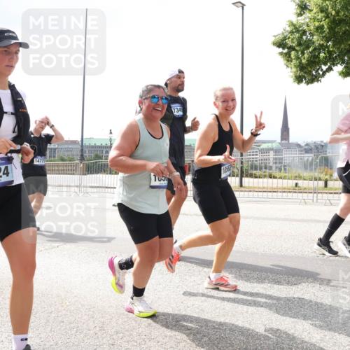 29.06.2025 - hella hamburg halbmarathon Lena Gebhardt http://msf.ph/oto/8238412 29.06.2025 10:45:16 Lombardsbrücke 1024, 1273, 1629, 1685, 1713, 1798, 1924, 2007, 2216, 2217, 2657, 2664, 2779, 2973, 3160, 3164, 3357, 3377, 3570, 3879, 3993, 4099, 4102, 4186, 4224, 4275, 4306, 4337, 4504, 4820, 4851, 5099, 5108, 5190, 5339, 5636, 5949, 6150, 6509, 6763, 6788, 6841, 6888, 6911, 6922, 6980, 7283, 7530, 7541, 7699, 7859, 7912, 8582, 8594, 8605, 8762, 8907, 9036, 9620, 10030, 10182, 10225, 10562, 10566, 10668, 10707, 11314, 12198, 12332, 12334, 12394, 13039, 13261 meine-sportfotos.de