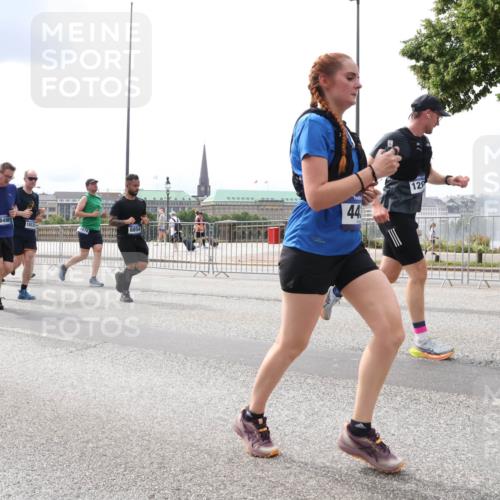 29.06.2025 - hella hamburg halbmarathon Lena Gebhardt http://msf.ph/oto/8238415 29.06.2025 10:33:45 Lombardsbrücke 1189, 1275, 1417, 1705, 1787, 1896, 1995, 2342, 2482, 2526, 2776, 2838, 3170, 3264, 3340, 3341, 3345, 3560, 3812, 4164, 4361, 4433, 4445, 4449, 4479, 4696, 4807, 4942, 5075, 5096, 5141, 5557, 5561, 5566, 5569, 5584, 5691, 5821, 5822, 5887, 6109, 6364, 6515, 6516, 6854, 6956, 6999, 7027, 7565, 7653, 7705, 8021, 8157, 8202, 8282, 8375, 8377, 8383, 8401, 8891, 9094, 9234, 9258, 9438, 9591, 9592, 9750, 9780, 9799, 9875, 9995, 10007, 10071, 10561, 11811 meine-sportfotos.de