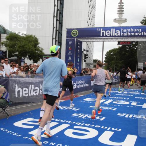 29.06.2025 - hella hamburg halbmarathon Michael Strokosch http://msf.ph/oto/8238427 29.06.2025 10:54:33 Ziel 2474, 3426, 3794, 4635, 4868, 7129, 8798, 11009, 11797, 11799, 12321, 12362, 12607, 15146, 16327, 19067 meine-sportfotos.de