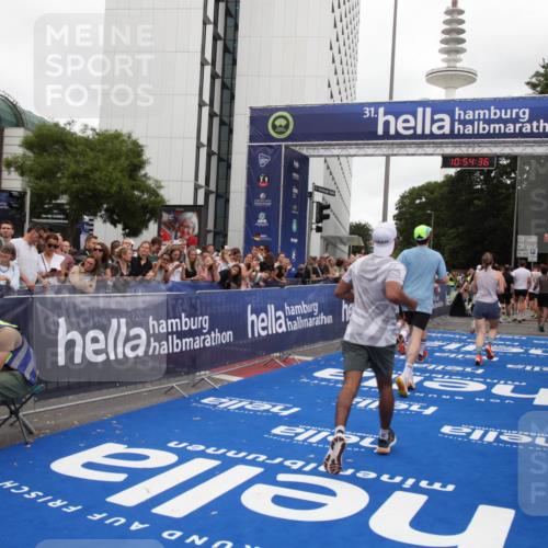29.06.2025 - hella hamburg halbmarathon Michael Strokosch http://msf.ph/oto/8238450 29.06.2025 10:54:35 Ziel 2474, 3794, 4868, 5259, 7129, 8798, 11009, 11797, 11799, 12321, 12607, 15146, 19067 meine-sportfotos.de