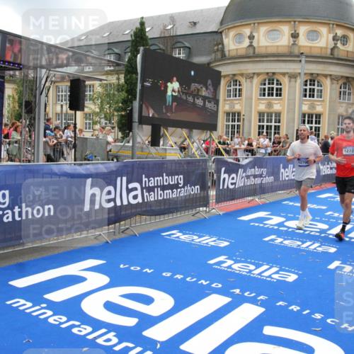 29.06.2025 - hella hamburg halbmarathon Michael Strokosch http://msf.ph/oto/8238451 29.06.2025 10:48:08 Ziel 1086, 4324, 4601, 4711, 6377, 9544, 9626, 9638, 12706, 12724, 12747, 12808, 13570, 16094, 16149, 16269, 18206, 18922 meine-sportfotos.de