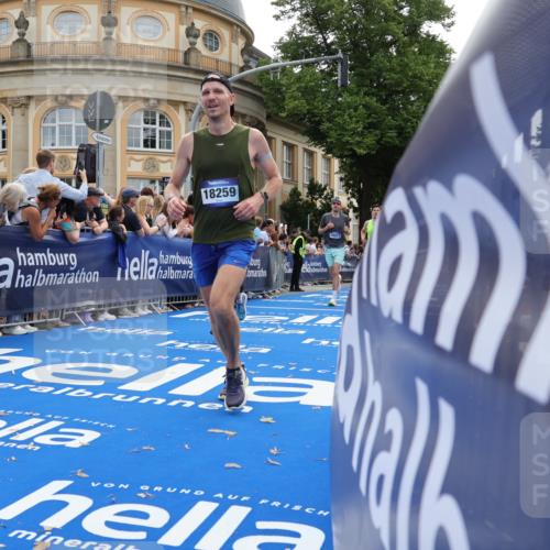 29.06.2025 - hella hamburg halbmarathon Strokosch-Dieckow http://msf.ph/oto/8238457 29.06.2025 10:36:03 Ziel 2399, 6032, 6990, 9313, 10477, 12168, 12447, 12488, 13419, 14875, 17078, 17217, 17691, 18156, 18259, 18600 meine-sportfotos.de