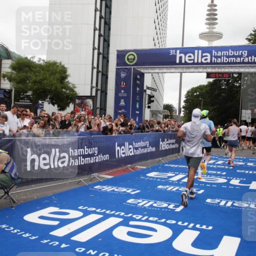 29.06.2025 - hella hamburg halbmarathon Michael Strokosch http://msf.ph/oto/8238480 29.06.2025 10:54:35 Ziel 2474, 3794, 4868, 5259, 7129, 8798, 11009, 11797, 11799, 12321, 12607, 15146, 19067 meine-sportfotos.de