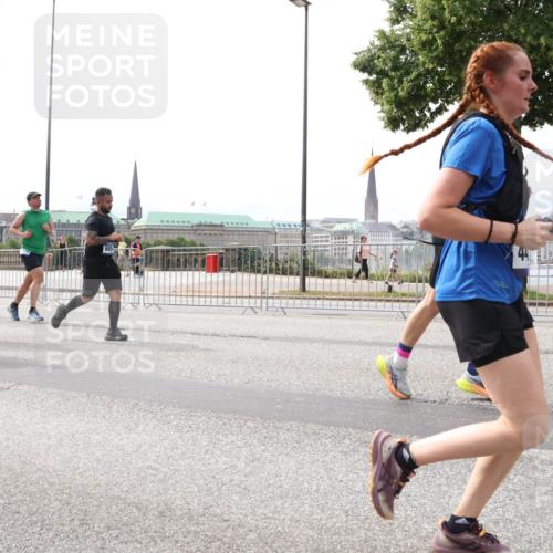 29.06.2025 - hella hamburg halbmarathon Lena Gebhardt http://msf.ph/oto/8238497 29.06.2025 10:33:46 Lombardsbrücke 1189, 1275, 1417, 1705, 1787, 1896, 1995, 2342, 2482, 2526, 2776, 3170, 3264, 3340, 3341, 3345, 3560, 3812, 4164, 4361, 4433, 4445, 4449, 4479, 4696, 4807, 4942, 5075, 5096, 5141, 5557, 5561, 5566, 5569, 5584, 5691, 5821, 5822, 5887, 6109, 6364, 6515, 6516, 6854, 6956, 6999, 7027, 7565, 7653, 7705, 8021, 8157, 8202, 8282, 8375, 8377, 8383, 8401, 8891, 9094, 9234, 9258, 9438, 9591, 9592, 9750, 9780, 9799, 9875, 9995, 10007, 10071, 10561, 11811 meine-sportfotos.de