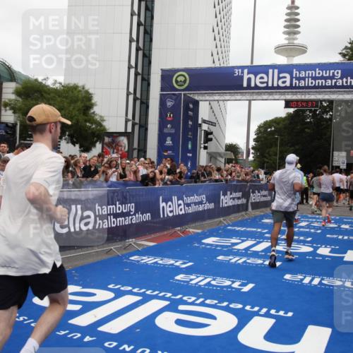 29.06.2025 - hella hamburg halbmarathon Michael Strokosch http://msf.ph/oto/8238502 29.06.2025 10:54:35 Ziel 2474, 3794, 4868, 5259, 7129, 8798, 11009, 11797, 11799, 12321, 12607, 15146, 19067 meine-sportfotos.de