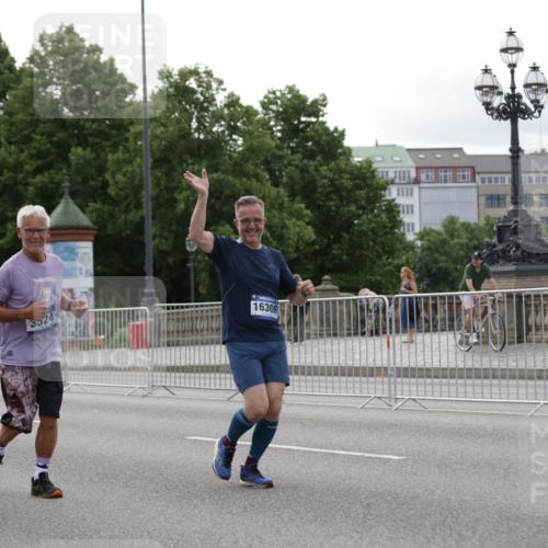 29.06.2025 - hella hamburg halbmarathon Jannik Wohlers http://msf.ph/oto/8238529 29.06.2025 10:29:13 Lombardsbrücke 1063, 1661, 3311, 3524, 4349, 4395, 5350, 6285, 6725, 7517, 7832, 9937, 10322, 10996, 11249, 11269, 11444, 11634, 12086, 12216, 12227, 13382, 13810, 16306, 16659, 16662, 17496, 17945, 18298, 18299, 18385 meine-sportfotos.de