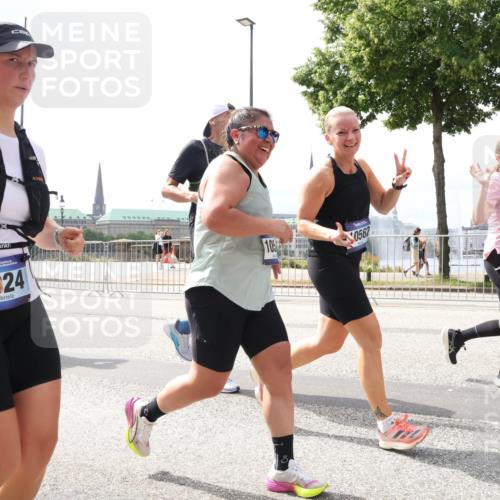 29.06.2025 - hella hamburg halbmarathon Lena Gebhardt http://msf.ph/oto/8238543 29.06.2025 10:45:16 Lombardsbrücke 1024, 1273, 1629, 1685, 1713, 1798, 1924, 2007, 2216, 2217, 2657, 2664, 2779, 2973, 3160, 3164, 3357, 3377, 3570, 3879, 3993, 4099, 4102, 4186, 4224, 4275, 4306, 4337, 4504, 4820, 4851, 5099, 5108, 5190, 5339, 5636, 5949, 6150, 6509, 6763, 6788, 6841, 6888, 6911, 6922, 6980, 7283, 7530, 7541, 7699, 7859, 7912, 8582, 8594, 8605, 8762, 8907, 9036, 9620, 10030, 10182, 10225, 10562, 10566, 10668, 10707, 11314, 12198, 12332, 12334, 12394, 13039, 13261 meine-sportfotos.de