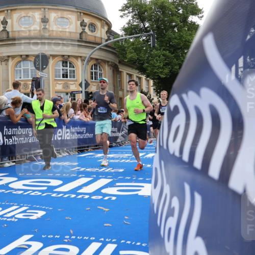 29.06.2025 - hella hamburg halbmarathon Strokosch-Dieckow http://msf.ph/oto/8238554 29.06.2025 10:36:04 Ziel 2399, 2774, 6032, 6990, 9313, 10477, 12168, 12447, 12488, 13419, 14875, 17078, 17217, 17691, 18156, 18259, 18600 meine-sportfotos.de