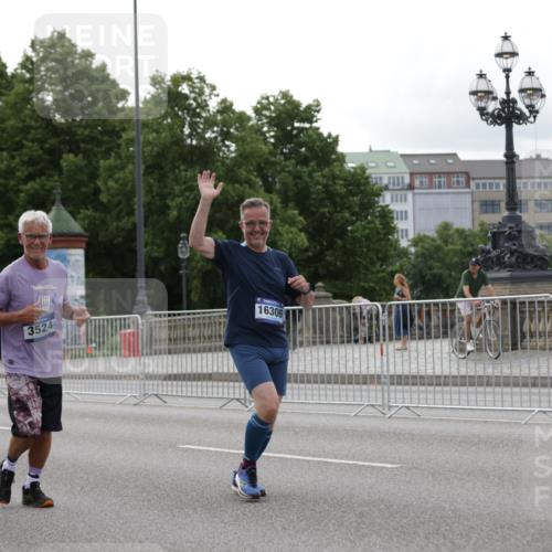 29.06.2025 - hella hamburg halbmarathon Jannik Wohlers http://msf.ph/oto/8238576 29.06.2025 10:29:13 Lombardsbrücke 1063, 1661, 3311, 3524, 4349, 4395, 5350, 6285, 6725, 7517, 7832, 9937, 10322, 10996, 11249, 11269, 11444, 11634, 12086, 12216, 12227, 13382, 13810, 16306, 16659, 16662, 17496, 17945, 18298, 18299, 18385 meine-sportfotos.de