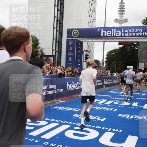 29.06.2025 - hella hamburg halbmarathon Michael Strokosch http://msf.ph/oto/8238593 29.06.2025 10:54:36 Ziel 2474, 3794, 4868, 5259, 7129, 8798, 10040, 10368, 10376, 11797, 11799, 12607, 15146 meine-sportfotos.de