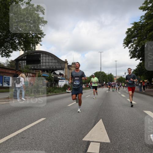 29.06.2025 - hella hamburg halbmarathon Yannick Fuchs http://msf.ph/oto/8238605 29.06.2025 10:34:40 20KM 1358, 1603, 1975, 2573, 2750, 2826, 3626, 4381, 4766, 4888, 5375, 5409, 5508, 5803, 6149, 6152, 6649, 7109, 7495, 7622, 8467, 8574, 8933, 9294, 10900, 11714, 11731, 12088, 12865, 14077, 14699, 15015, 15421, 15813, 15828, 16580, 16761, 17245, 17973, 18013, 18979 meine-sportfotos.de