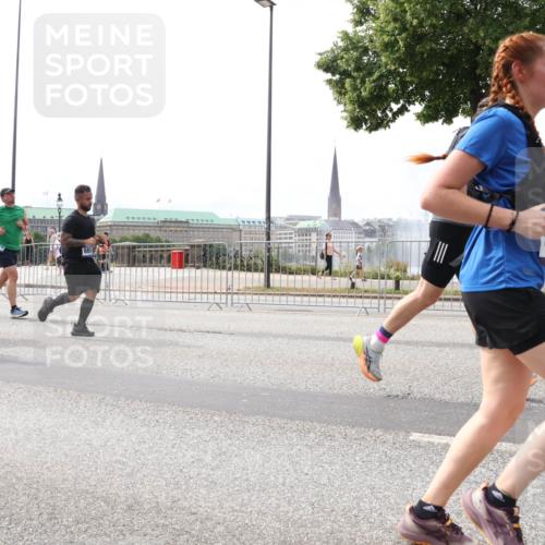 29.06.2025 - hella hamburg halbmarathon Lena Gebhardt http://msf.ph/oto/8238616 29.06.2025 10:33:46 Lombardsbrücke 1189, 1275, 1417, 1705, 1787, 1896, 1995, 2342, 2482, 2526, 2776, 3170, 3264, 3340, 3341, 3345, 3560, 3812, 4164, 4361, 4433, 4445, 4449, 4479, 4696, 4807, 4942, 5075, 5096, 5141, 5557, 5561, 5566, 5569, 5584, 5691, 5821, 5822, 5887, 6109, 6364, 6515, 6516, 6854, 6956, 6999, 7027, 7565, 7653, 7705, 8021, 8157, 8202, 8282, 8375, 8377, 8383, 8401, 8891, 9094, 9234, 9258, 9438, 9591, 9592, 9750, 9780, 9799, 9875, 9995, 10007, 10071, 10561, 11811 meine-sportfotos.de