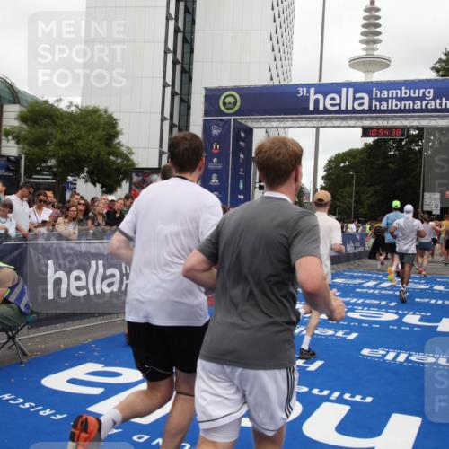 29.06.2025 - hella hamburg halbmarathon Michael Strokosch http://msf.ph/oto/8238626 29.06.2025 10:54:37 Ziel 2474, 3794, 4868, 5259, 8798, 9012, 10040, 10368, 10376, 11797, 11799, 12607, 15146 meine-sportfotos.de