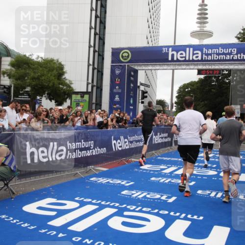 29.06.2025 - hella hamburg halbmarathon Michael Strokosch http://msf.ph/oto/8238643 29.06.2025 10:54:38 Ziel 2474, 3794, 5259, 8798, 9012, 10040, 10368, 10376, 11797, 11799, 12607, 15146 meine-sportfotos.de