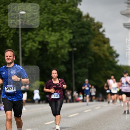 29.06.2025 - hella hamburg halbmarathon Dr. Thomas Lammeyer http://msf.ph/oto/8238669 29.06.2025 10:13:52 Kennedybrücke 1573, 1838, 3921, 5511, 7042, 7187, 7333, 7636, 8090, 8219, 8890, 9366, 9434, 9674, 9781, 9816, 10036, 10943, 11027, 11180 meine-sportfotos.de