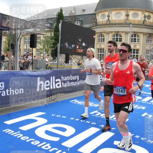 29.06.2025 - hella hamburg halbmarathon Michael Strokosch http://msf.ph/oto/8238671 29.06.2025 10:48:09 Ziel 1086, 1914, 4324, 4601, 4711, 6377, 9544, 9626, 9638, 12706, 12724, 12747, 12808, 13570, 14192, 15973, 16094, 16149, 16269 meine-sportfotos.de