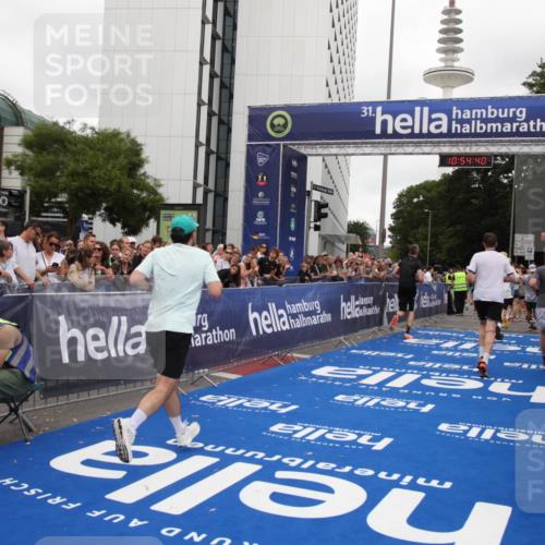 29.06.2025 - hella hamburg halbmarathon Michael Strokosch http://msf.ph/oto/8238724 29.06.2025 10:54:39 Ziel 2474, 3794, 5259, 8798, 9012, 10040, 10368, 10376, 12607, 15146 meine-sportfotos.de