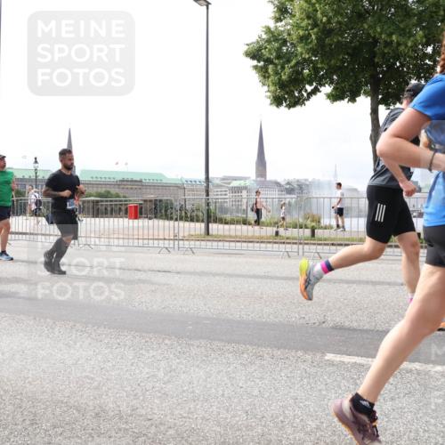 29.06.2025 - hella hamburg halbmarathon Lena Gebhardt http://msf.ph/oto/8238728 29.06.2025 10:33:46 Lombardsbrücke 1189, 1275, 1417, 1705, 1787, 1896, 1995, 2342, 2482, 2526, 2776, 3170, 3264, 3340, 3341, 3345, 3560, 3812, 4164, 4361, 4433, 4445, 4449, 4479, 4696, 4807, 4942, 5075, 5096, 5141, 5557, 5561, 5566, 5569, 5584, 5691, 5821, 5822, 5887, 6109, 6364, 6515, 6516, 6854, 6956, 6999, 7027, 7565, 7653, 7705, 8021, 8157, 8202, 8282, 8375, 8377, 8383, 8401, 8891, 9094, 9234, 9258, 9438, 9591, 9592, 9750, 9780, 9799, 9875, 9995, 10007, 10071, 10561, 11811 meine-sportfotos.de