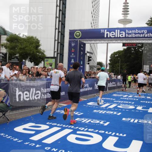 29.06.2025 - hella hamburg halbmarathon Michael Strokosch http://msf.ph/oto/8238774 29.06.2025 10:54:40 Ziel 1125, 2474, 5259, 8798, 9012, 10040, 10368, 10376, 12489, 12607, 17765 meine-sportfotos.de