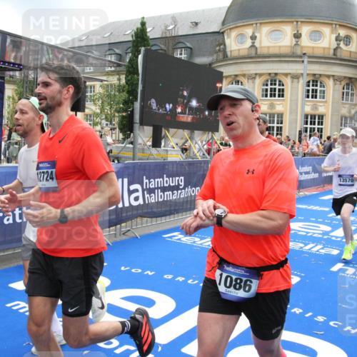 29.06.2025 - hella hamburg halbmarathon Michael Strokosch http://msf.ph/oto/8238777 29.06.2025 10:48:10 Ziel 1086, 1914, 4324, 4711, 9544, 9626, 9638, 12706, 12724, 12747, 13570, 14192, 15973, 16094, 16149, 16269 meine-sportfotos.de