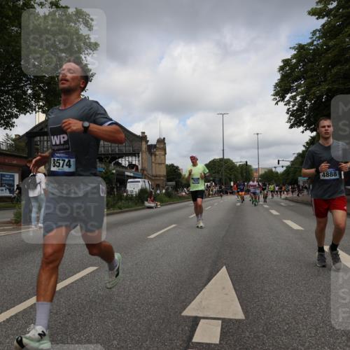 29.06.2025 - hella hamburg halbmarathon Yannick Fuchs http://msf.ph/oto/8238787 29.06.2025 10:34:41 20KM 1358, 1603, 1975, 2573, 2750, 2826, 3626, 4381, 4766, 4888, 5375, 5409, 5508, 5803, 6149, 6152, 6649, 7109, 7495, 7622, 8467, 8574, 8933, 9294, 10900, 11714, 11731, 12088, 12865, 14077, 14699, 14924, 15015, 15421, 15424, 15813, 15828, 16580, 16761, 17245, 17973, 18013, 18979 meine-sportfotos.de