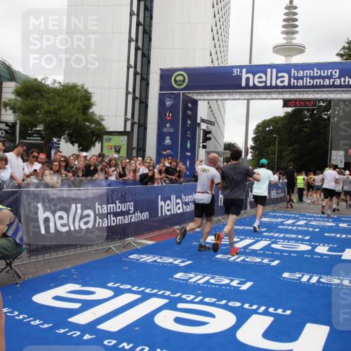 29.06.2025 - hella hamburg halbmarathon Michael Strokosch http://msf.ph/oto/8238804 29.06.2025 10:54:41 Ziel 1125, 2474, 3310, 5259, 7478, 8798, 9012, 10040, 10368, 10376, 12489, 12607, 15389, 15584, 17765, 19000 meine-sportfotos.de