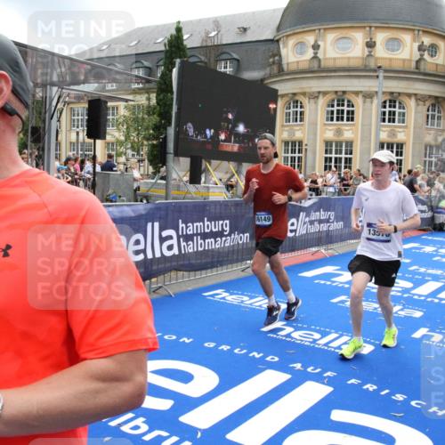 29.06.2025 - hella hamburg halbmarathon Michael Strokosch http://msf.ph/oto/8238820 29.06.2025 10:48:10 Ziel 1086, 1914, 4324, 4711, 9544, 9626, 9638, 12706, 12724, 12747, 13570, 14192, 15973, 16094, 16149, 16269 meine-sportfotos.de
