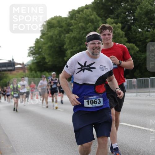 29.06.2025 - hella hamburg halbmarathon Jannik Wohlers http://msf.ph/oto/8238833 29.06.2025 10:29:15 Lombardsbrücke 1063, 1661, 3524, 4349, 4395, 5350, 6285, 7517, 7832, 9937, 10322, 10996, 11249, 11269, 11376, 11444, 11634, 12086, 12216, 12227, 13382, 13810, 15266, 16306, 16659, 16662, 17496, 17945, 18385 meine-sportfotos.de