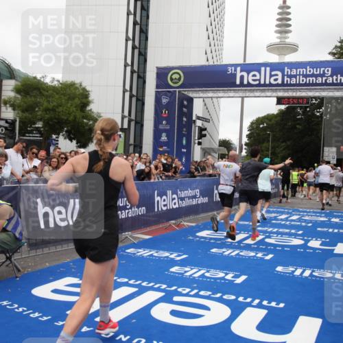 29.06.2025 - hella hamburg halbmarathon Michael Strokosch http://msf.ph/oto/8238836 29.06.2025 10:54:41 Ziel 1125, 2474, 3310, 5259, 7478, 8798, 9012, 10040, 10368, 10376, 12489, 12607, 15389, 15584, 17765, 19000 meine-sportfotos.de