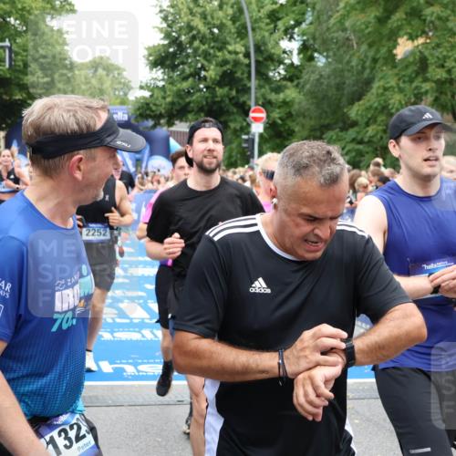 29.06.2025 - hella hamburg halbmarathon Zöllner http://msf.ph/oto/8238851 29.06.2025 10:55:34 Ziel 2252, 2771, 4951, 5319, 6591, 8573, 11554, 11568, 12196, 12544, 12584, 13234, 13267, 14036, 14592, 16110, 16213, 16334, 16609, 17615 meine-sportfotos.de