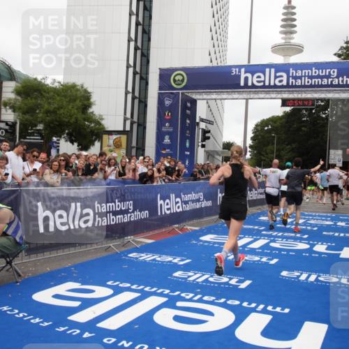 29.06.2025 - hella hamburg halbmarathon Michael Strokosch http://msf.ph/oto/8238852 29.06.2025 10:54:42 Ziel 1125, 1496, 2474, 3310, 5259, 7478, 9012, 10040, 10368, 10376, 12489, 15389, 15584, 17765, 19000 meine-sportfotos.de