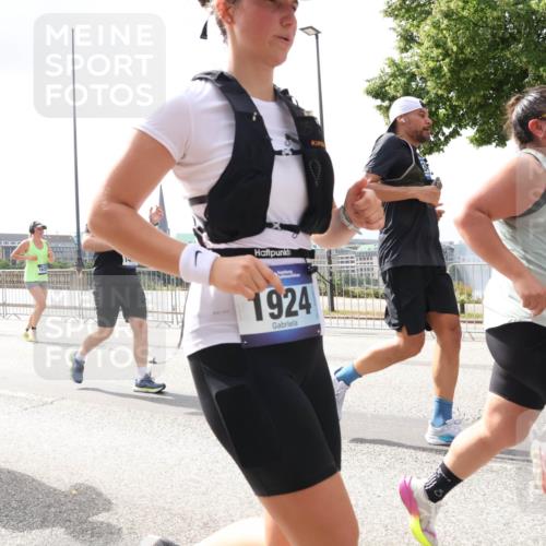 29.06.2025 - hella hamburg halbmarathon Lena Gebhardt http://msf.ph/oto/8238854 29.06.2025 10:45:16 Lombardsbrücke 1024, 1273, 1629, 1685, 1713, 1798, 1924, 2007, 2216, 2217, 2657, 2664, 2779, 2973, 3160, 3164, 3357, 3377, 3570, 3879, 3993, 4099, 4102, 4186, 4224, 4275, 4306, 4337, 4504, 4820, 4851, 5099, 5108, 5190, 5339, 5636, 5949, 6150, 6509, 6763, 6788, 6841, 6888, 6911, 6922, 6980, 7283, 7530, 7541, 7699, 7859, 7912, 8582, 8594, 8605, 8762, 8907, 9036, 9620, 10030, 10182, 10225, 10562, 10566, 10668, 10707, 11314, 12198, 12332, 12334, 12394, 13039, 13261 meine-sportfotos.de