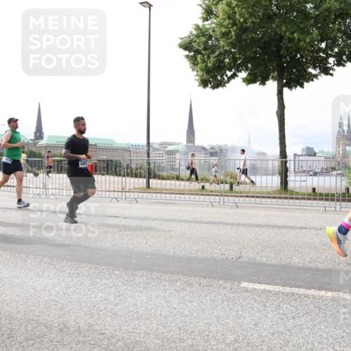 29.06.2025 - hella hamburg halbmarathon Lena Gebhardt http://msf.ph/oto/8238858 29.06.2025 10:33:46 Lombardsbrücke 1189, 1275, 1417, 1705, 1787, 1896, 1995, 2342, 2482, 2526, 2776, 3170, 3264, 3340, 3341, 3345, 3560, 3812, 4164, 4361, 4433, 4445, 4449, 4479, 4696, 4807, 4942, 5075, 5096, 5141, 5557, 5561, 5566, 5569, 5584, 5691, 5821, 5822, 5887, 6109, 6364, 6515, 6516, 6854, 6956, 6999, 7027, 7565, 7653, 7705, 8021, 8157, 8202, 8282, 8375, 8377, 8383, 8401, 8891, 9094, 9234, 9258, 9438, 9591, 9592, 9750, 9780, 9799, 9875, 9995, 10007, 10071, 10561, 11811 meine-sportfotos.de