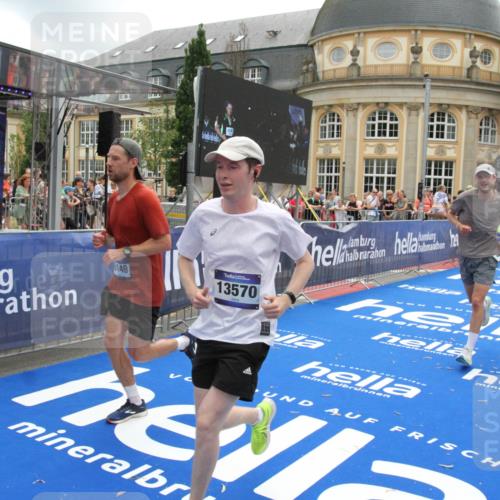 29.06.2025 - hella hamburg halbmarathon Michael Strokosch http://msf.ph/oto/8238867 29.06.2025 10:48:10 Ziel 1086, 1914, 4324, 4711, 9544, 9626, 9638, 12706, 12724, 12747, 13570, 14192, 15973, 16094, 16149, 16269 meine-sportfotos.de