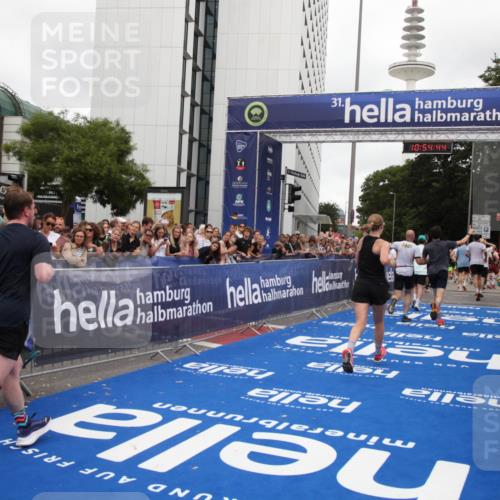29.06.2025 - hella hamburg halbmarathon Michael Strokosch http://msf.ph/oto/8238890 29.06.2025 10:54:43 Ziel 1125, 1496, 3310, 5259, 7478, 8449, 9012, 10040, 10368, 10376, 12489, 14239, 15389, 15408, 15584, 17231, 17765, 19000 meine-sportfotos.de