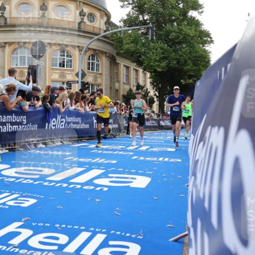 29.06.2025 - hella hamburg halbmarathon Strokosch-Dieckow http://msf.ph/oto/8238907 29.06.2025 10:36:10 Ziel 2774, 6032, 6829, 6990, 6993, 12168, 12447, 12488, 13419, 13991, 14601, 14875, 15115, 15348, 17078, 17329, 17691, 18600 meine-sportfotos.de