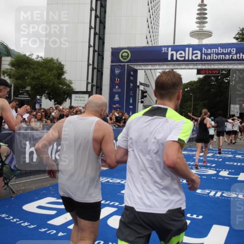 29.06.2025 - hella hamburg halbmarathon Michael Strokosch http://msf.ph/oto/8238913 29.06.2025 10:54:43 Ziel 1125, 1496, 3310, 5259, 7478, 8449, 9012, 10040, 10368, 10376, 12489, 14239, 15389, 15408, 15584, 17231, 17765, 19000 meine-sportfotos.de